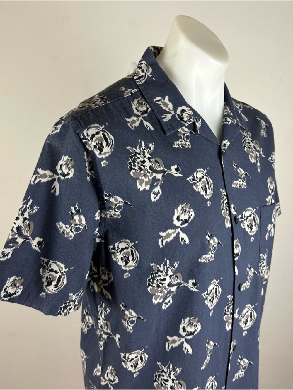 Vince Men’s Navy Blue Patterned Short-Sleeve Button-Down Shirt